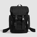 Vista frontal de la mochila de nailon negro con múltiples bolsillos y solapa con hebillas - Negro