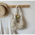 Détail du sac de plage en paille tressée avec anses en cuir et tulipe décorative - Beige et Blanc