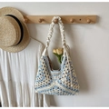 Détail de la texture en maille du sac crochet bleu et blanc avec bandoulière plissée - Bleu