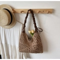 Détail du sac de plage tressé avec texture ajourée et poignée plissée en cuir brun - Kaki