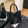 Elegante borsa a secchiello plissettata nera con dettagli oro e manico su specchio - Nero