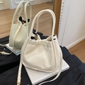 Borsa a secchiello plissettata bianco crema con dettagli dorati e tracolla - Bianco