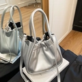 Borsa a secchiello argento metallizzato con coulisse, doppi manici e texture a pieghe - Argento
