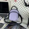 Sac bandoulière en nylon violet clair imperméable avec sangle réglable noire et cordon - Violet