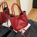 Borsa a secchiello rossa in pelle PU opaca con chiusura a pieghe e doppi manici - Rosso