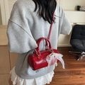 Sac cylindrique rouge avec nœud en dentelle blanche et pompon en perle femme - Rouge Vin Avec Pendentif