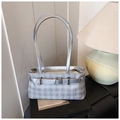 Detalle de bolso bandolera gris plateado con patrón de cuadros y hebilla decorativa - Plateado