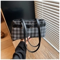 Primer plano de un bolso de tela a cuadros con correas de cuero negro y hebilla de metal - Negro