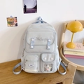 Nahaufnahme hellblauer Freizeitrucksack mit Doherty-Stickerei aus robustem Canvas-Material - Blau