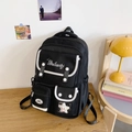 Detailansicht schwarzer Schulrucksack mit weißer Paspelierung und Doherty-Stickerei - Schwarz