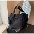 Détail d'un cabas en toile noire avec doubles poches zippées frontales et cordon de serrage - Noir