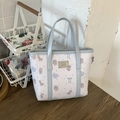 Hellrosa Eimer-Handtasche aus Leder mit Cartoon-Print und hellblauen Tragegriffen - Blau
