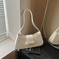 Cremeweiße gewebte Schultertasche mit Leder schleife und schlankem Schulterriemen - Gebrochenes Weiß