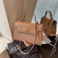Borsa Kelly chic in pelle Saffiano tortora con chiusura dorata e tracolla a catena - Cachi