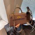 Borsa Kelly in pelle martellata marrone con tracolla a catena e chiusura a scatto - Marrone