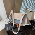 Elegante borsa a tracolla in pelle beige e denim blu con un raffinato ciondolo a stella - Con Ciondolo / Bianco Sporco