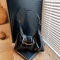 Borsa hobo plissettata nera lucida con fibbia dorata a mezzaluna su legno - Nero