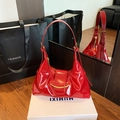 Elegante borsa a tracolla in pelle verniciata rossa con dettagli in oro moderno - Rosso