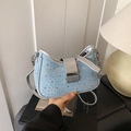 Borsa a mezzaluna in denim celeste con strass, bordo argento e tracolla a catena - Argento