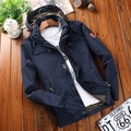 Giacca outdoor da uomo blu navy con cappuccio e dettagli arancioni su pavimento legno - M / Blu