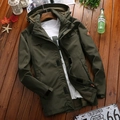 Giacca a vento con cappuccio verde militare con fodera in rete traspirante e ricamo - 4XL / Verde Militare