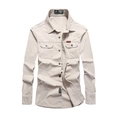 Khakifarbenes Outdoor Herrenhemd im Military-Stil mit zwei Pattentaschen, schmale Form - M / Cremeweiß