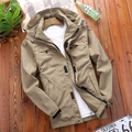 Veste à capuche d'extérieur kaki pour homme avec poches sur fond de bois rustique - XL / Kaki