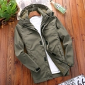 Veste outdoor à capuche vert armée pour homme imperméable sur fond de sol en bois sombre - XL / Vert Militaire