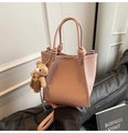 Dettaglio della borsa rosa in pelle martellata con un tenero ciondolo a forma di orso - Rosa con ciondolo