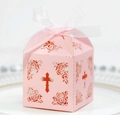 Dettaglio scatola regalo rosa con croce laser, rose e nastro in organza bianca - Rosa