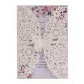 Detailansicht der lasergeschnittenen Hochzeitseinladung mit eleganten Schmetterlingsmustern - Elfenbein