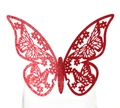 Detalle de una mariposa decorativa 3D con purpurina roja en el borde de una copa - Rojo con Purpurina