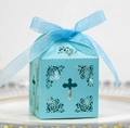 Dettaglio di motivi a croce e rose intagliati al laser su scatola regalo blu chiaro - Blu Turchese