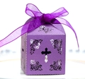 Dettaglio scatola di caramelle viola tagliata al laser con motivi a croce e rosa per nozze - Viola scuro
