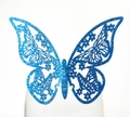 Detalle macro de tarjeta de mariposa azul con purpurina y patrones florales calados - Azul Real con Purpurina