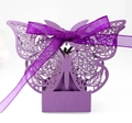 Détail de la boîte à bonbons papillon violette découpée au laser avec ruban de soie - Violet foncé