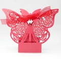 Vue macro de la boîte à bonbons papillon rouge découpée au laser avec ruban - Rouge Perlé