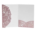 Détail du papier rose pailleté avec motifs de roses découpés au laser pour invitation - Rose Pailleté