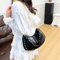 Sac hobo croissant en cuir noir avec rivets dorés et bandoulière en chaîne - Noir