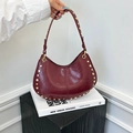 Sac hobo rouge foncé avec rivets dorés et texture en similicuir verni vintage - Rouge