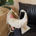 Sac croissant à damier crème avec poignée à nœud et pendentif cœur rose élégant - Beige Avec Charme