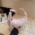 Sac à main en croissant à carreaux roses avec pendentif cœur et bandoulière nouée - Rose avec pendentif