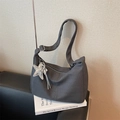 Borsa a tracolla grigio scuro con ciondolo a stella d'argento e tracolla regolabile - Nero