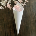 Cono in carta bianca per petali di nozze su sfondo in legno scuro con fiori - 17cm / Bianco