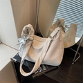 Borsa hobo beige minimalista con trama a spina di pesce e ciondolo a stella argento - Bianco Sporco