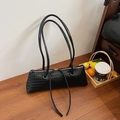 Schwarze geflochtene Schultertasche mit langen Griffen und Reißverschluss im Minimal-Stil - Schwarz