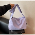 Dettaglio della borsa in nylon lavanda con ricamo BNT e tracolla regolabile - Viola