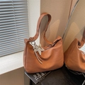 Borsa hobo color caramello con ciondolo a stella d'argento e tracolla regolabile - Marrone