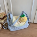 Détail du sac à bandoulière en toile bleu et blanc avec un joli pendentif ananas - Bleu Poire Avec Pendentif