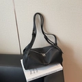 Bolso tipo almohada minimalista en piel lichi negra con cremallera plateada y asa doble - Negro